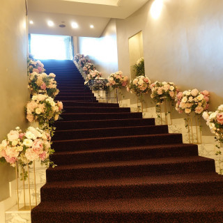 披露宴会場(B1)に行く階段
デフォルトの装花がある