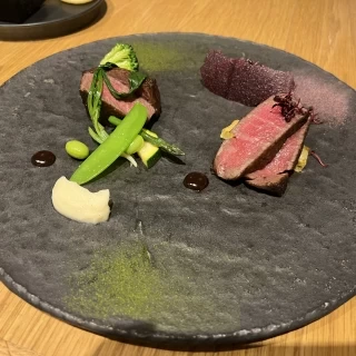 お肉料理の写真です。