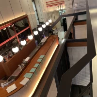 階段の上からバーカウンター側をみた様子です