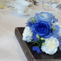 ブルーが好きなのでゲストテーブルも青い花を飾りました