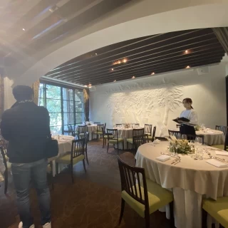 披露宴会場の竹藪モチーフの壁