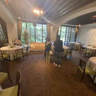 入口から新郎新婦の席
