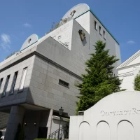 白く綺麗な建物です。
駅から歩いてすぐのところにあります。