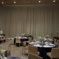 カーテンを閉じた状態。カーテンオープンの演出可能。