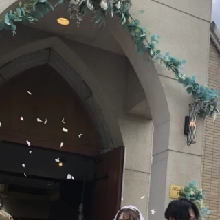 チャペル前でのフラワーシャワー