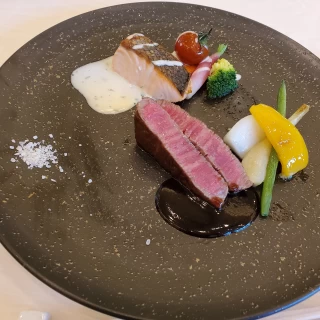 お皿が温められていてお肉もお魚も温かい状態が保たれていました