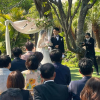 人前式の様子。新郎新婦入場後、二人の馴れ初めを司会の人が語る