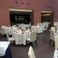 ガラス張り披露宴会場
