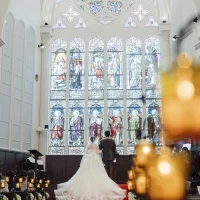 赤いバージンロードはドレスの後ろ姿をより美しくしてくれます！