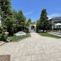 緑あふれる素敵なガーデンがあります