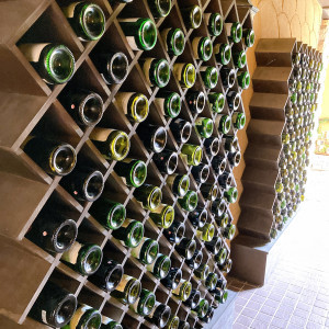 通路にたくさんワインの瓶が並んでいてオシャレでした。|623277さんのアルシオーネ・コート佐野の写真(1516907)