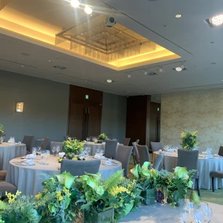 窓から皇居がみえる会場