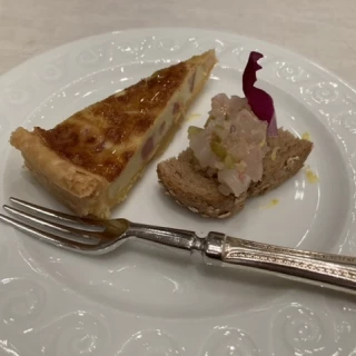 ウェルカムフード　チーズの香りが良く美味しかった