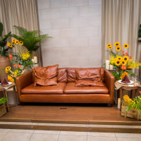 メインテーブル装花とソファ