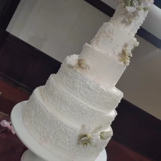 シンプルな白のシュガーケーキ