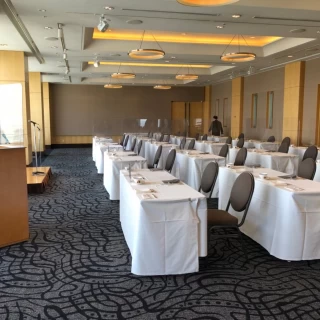 窓のあるお部屋は当日会議室セッティングでした