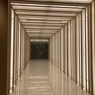 チャペルへ向かう通路が幻想的