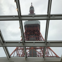 チャペルの天井ガラスから東京タワーが見えます。