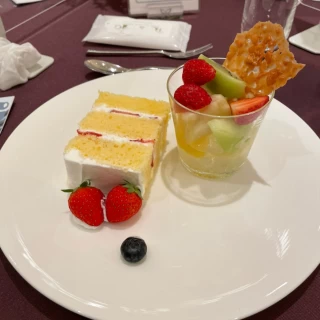 ウェディングケーキと季節の果実