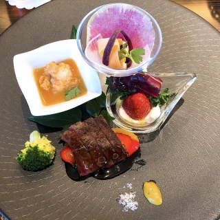 前菜、お肉、お魚をワンプレートで試食させてもらいました