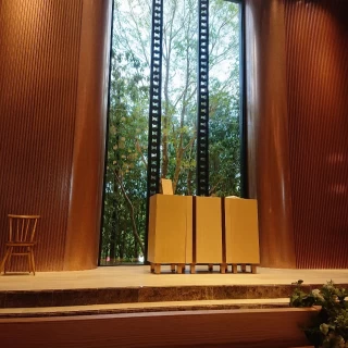 緑の見えるチャペル