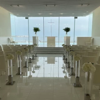 前方がガラス張りで海が見えます
