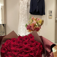 衣装とブーケ、サプライズのバラをブライズルームで撮りました