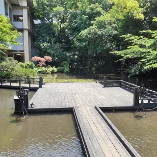 池の中の挙式会場