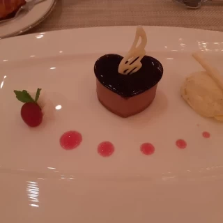 チョコレートケーキは少し味が濃いです。