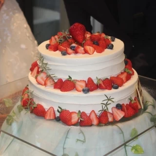 ウエディングケーキ
苺たくさんがいい要望に応え頂きました
