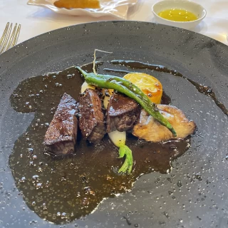 お肉。柔らかくて美味しい。パンが絶品でした