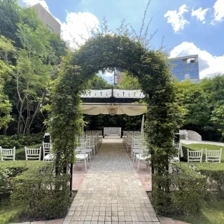 外にあるガーデンチャペルです