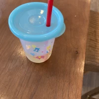 子供用ドリンクは、溢れないタイプ。ありがたい