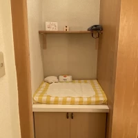 女子トイレにオムツ交換台があります