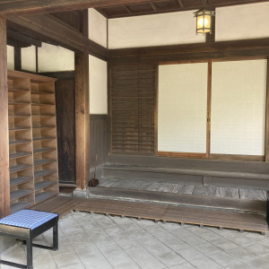 待合室の玄関。椅子があります|624130さんの旧松本邸(西日本工業倶楽部)の写真(1509905)