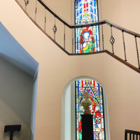 チャペルステンドグラスが
階段の上まで1枚で繋がっています