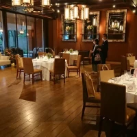 シックな雰囲気の会場でした。窓が広くて開放感があります。