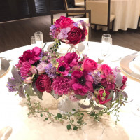 テーブルが大きいため広々と花を飾り付けられます