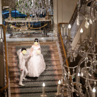 ホテル1階の大階段。挙式と披露宴の間の移動時間で撮影