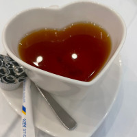 ハート型のカップに入った紅茶