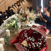 サプライズの花束とメインテーブルの花です