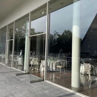 ガーデンから見た披露宴会場