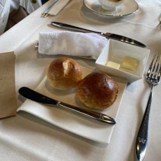 小さいフランスパンとハーブのパン