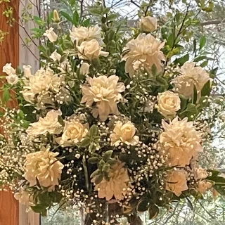 挙式会場の正面の窓の前のお花です