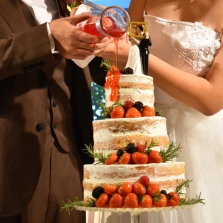 ケーキはいちごソースをかける形にしました