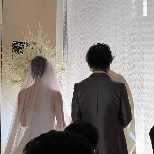 とても満足のいく結婚式でした。」｜挙式会場は白をベースとした色調で