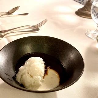 特製カレー。白いソースがとても美味しい。ピリ辛。
