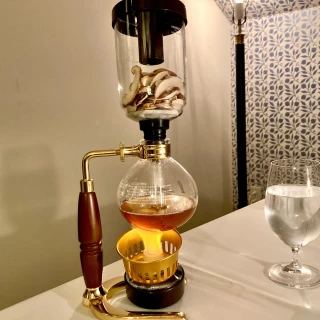 サイフォンで抽出するスープ。