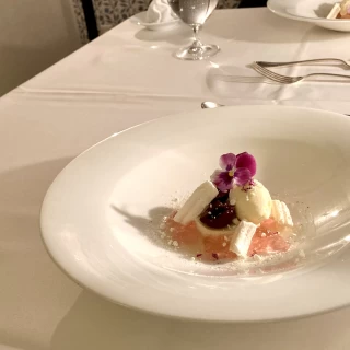 ブラックチェリーの乗ったスイーツ。