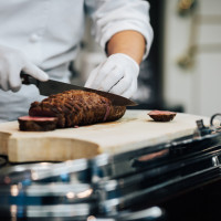 披露宴会場の中でメインのお肉をカットしてもらえました。